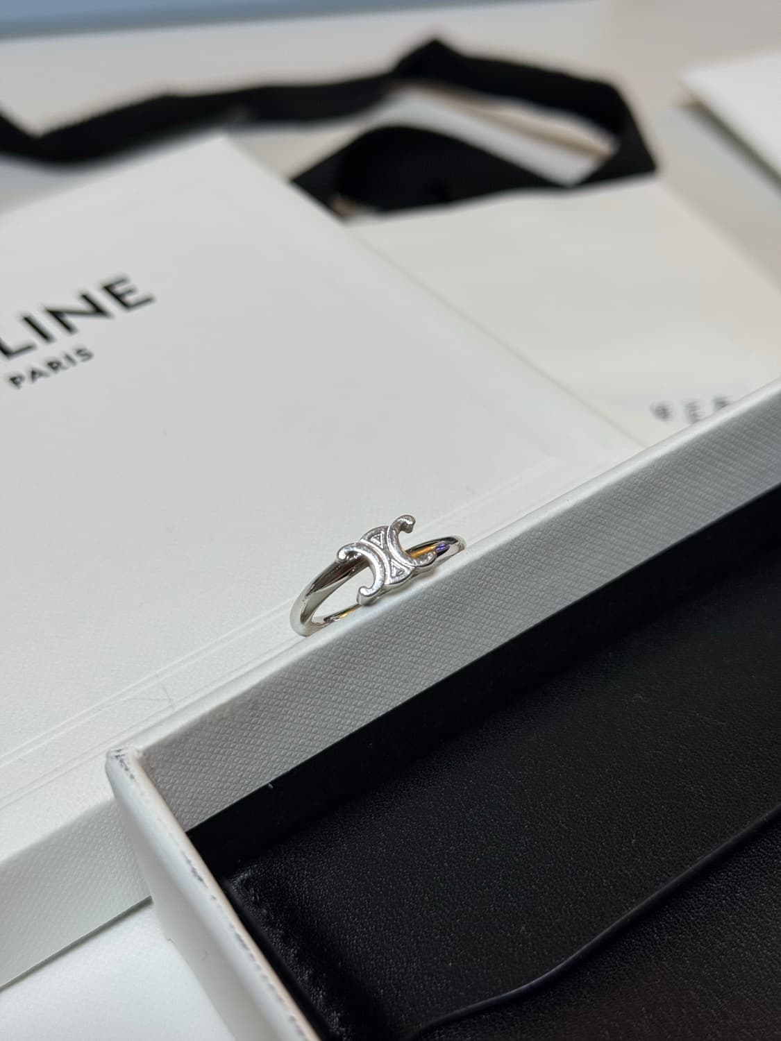 셀린느 트리옹프 애시메트릭 반지 판매합니다! 상품이미지3