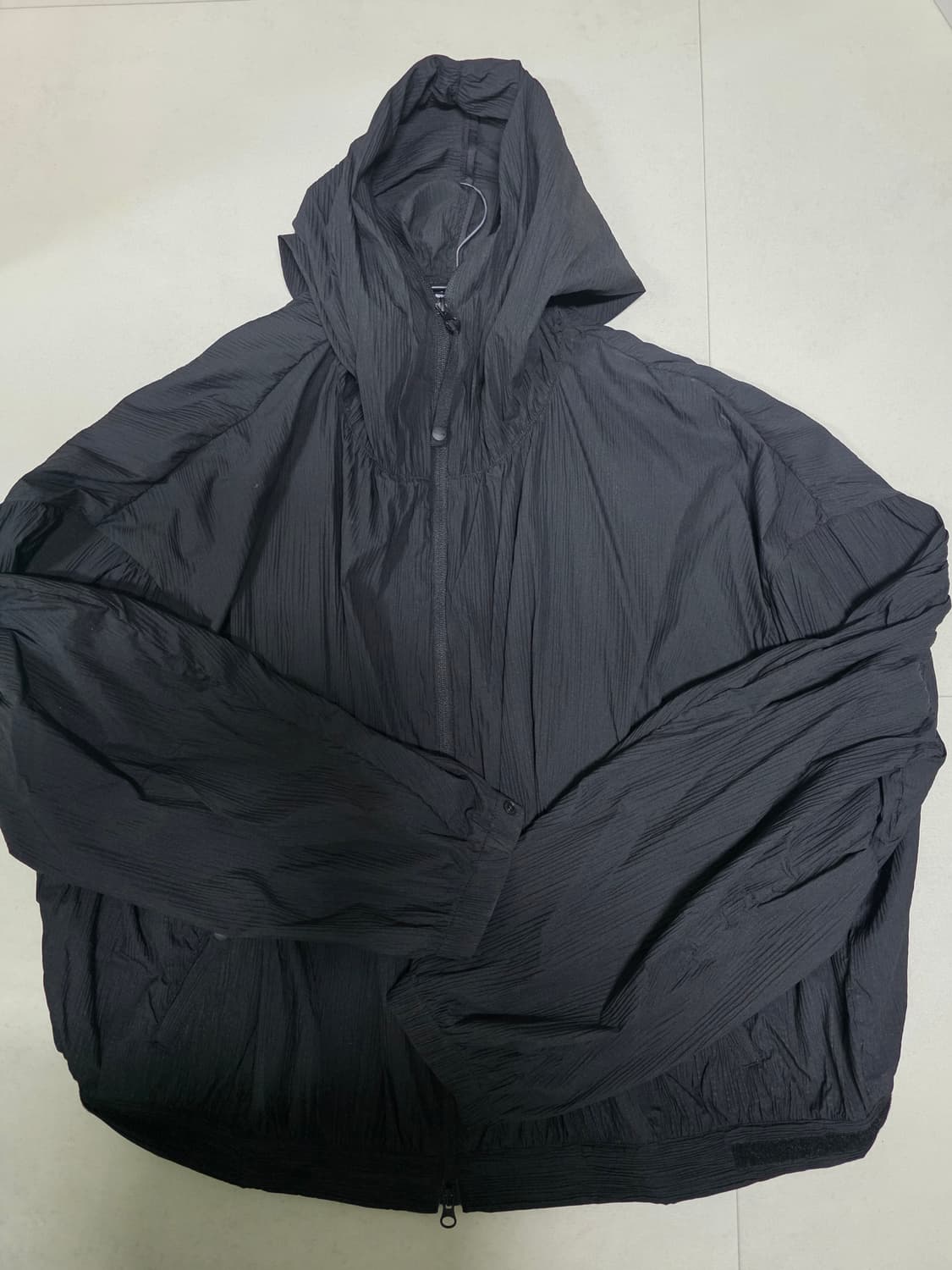 오프닝프로젝트 Pleats Hoodie Jumper - Black 상품이미지2