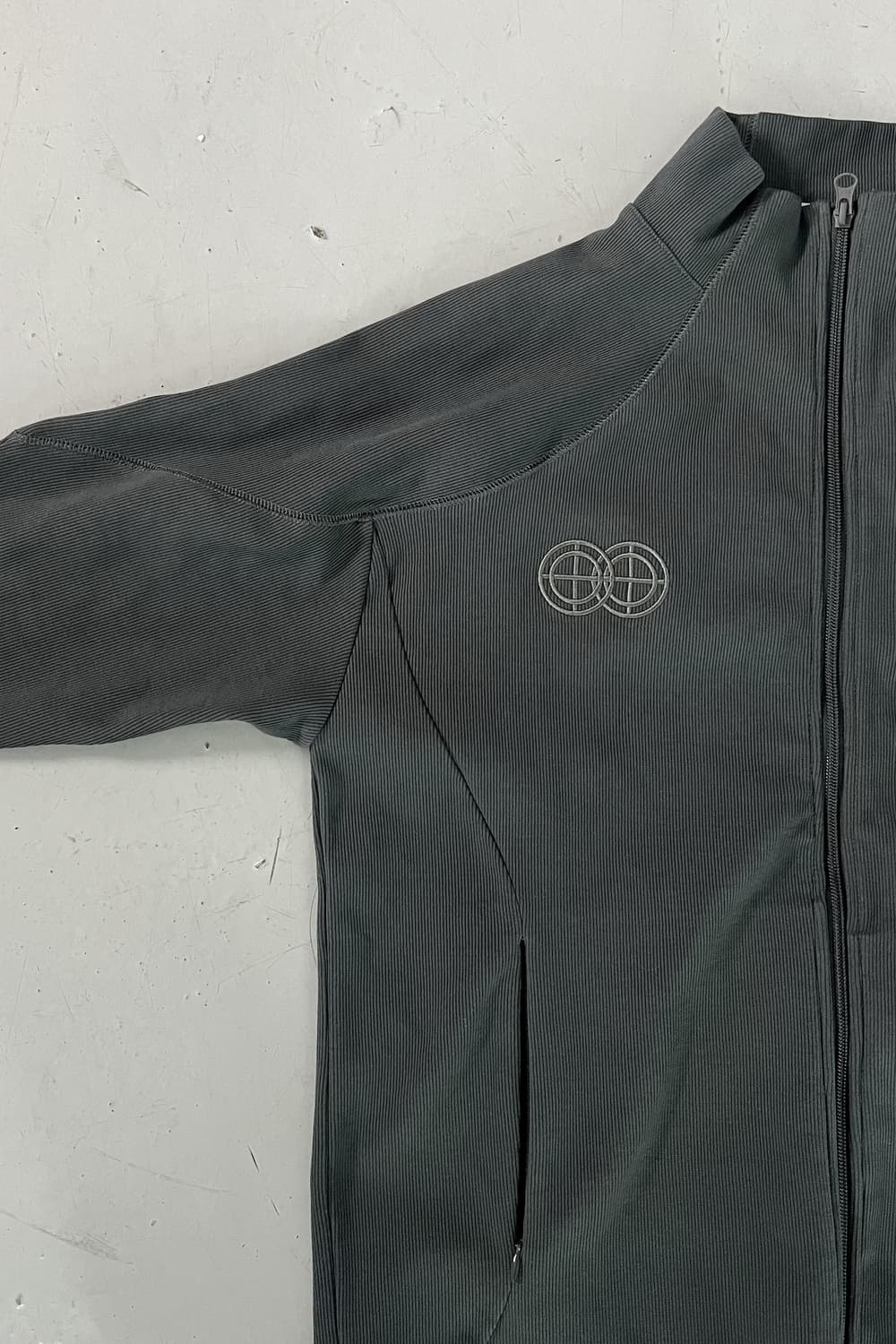 플라스틱 프로덕트 MPa RIBBED ZIP JACKET 차콜 상품이미지4