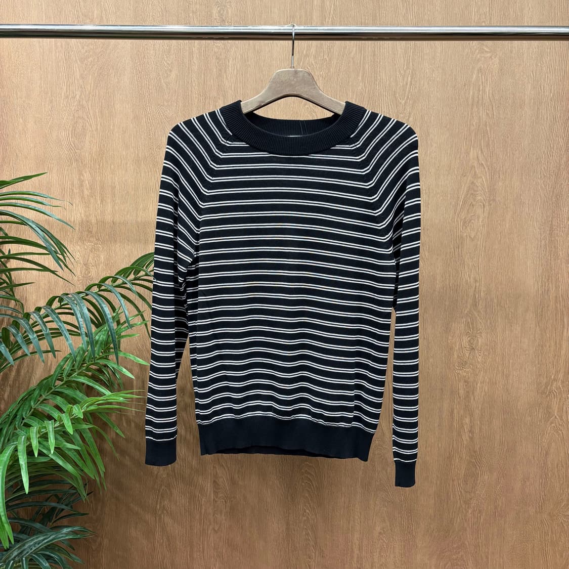 산드로 라운드넥 긴팔 니트 소매 배색 스트라이프 디테일 블랙 상품이미지1