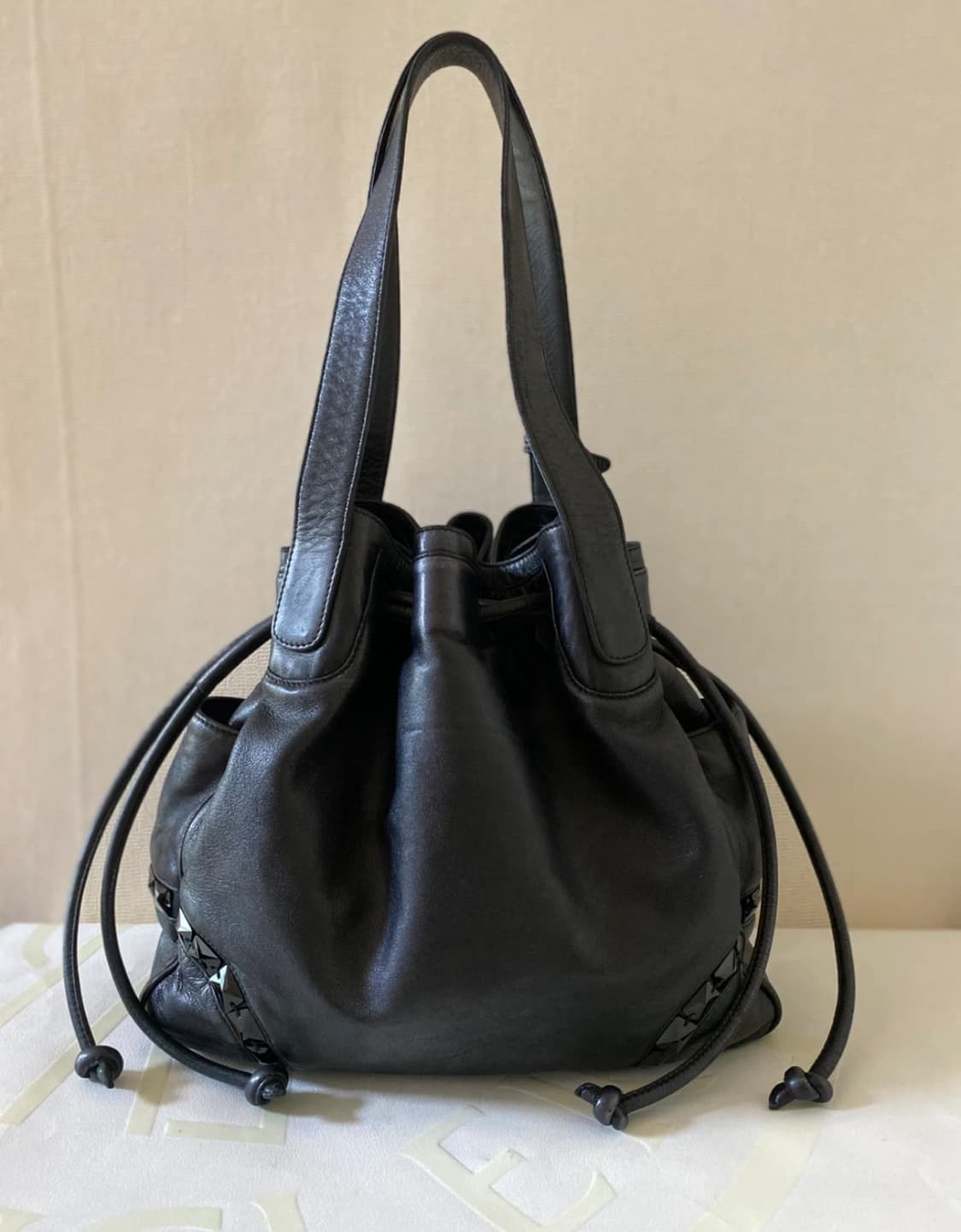 Loewe 로에베 블랙 스터드 숄더백 상품이미지3