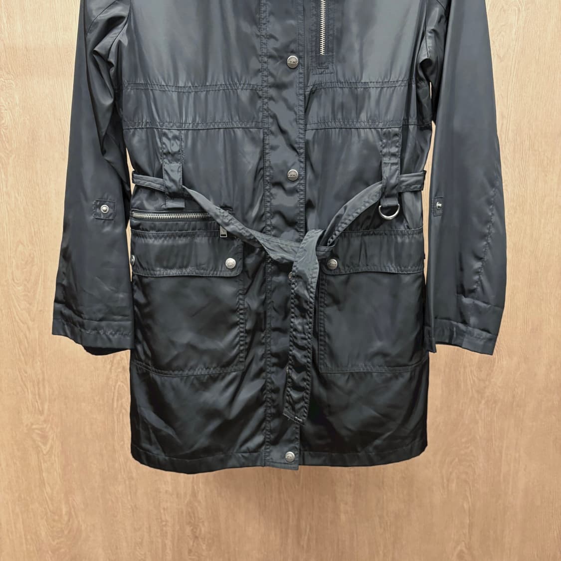 도나카란 뉴욕 테크 파카 코트 멀티 포켓 벨트 스트랩 후드 디테일 블랙 상품이미지5