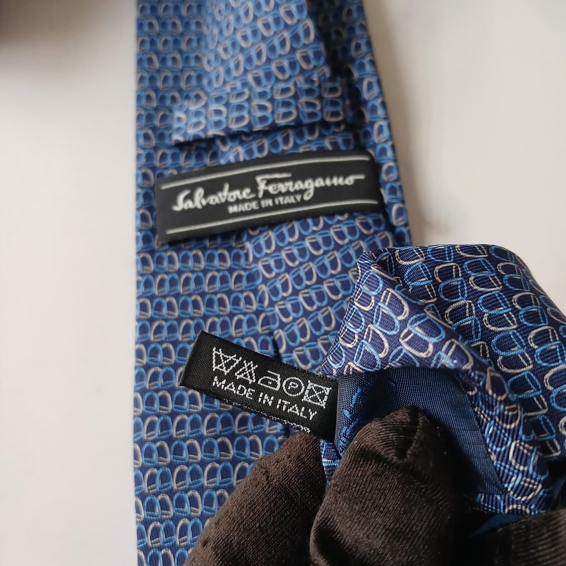 페라가모 실크 블루 간치니 패턴 넥타이 8cm A+등급 A19396
 상품이미지10