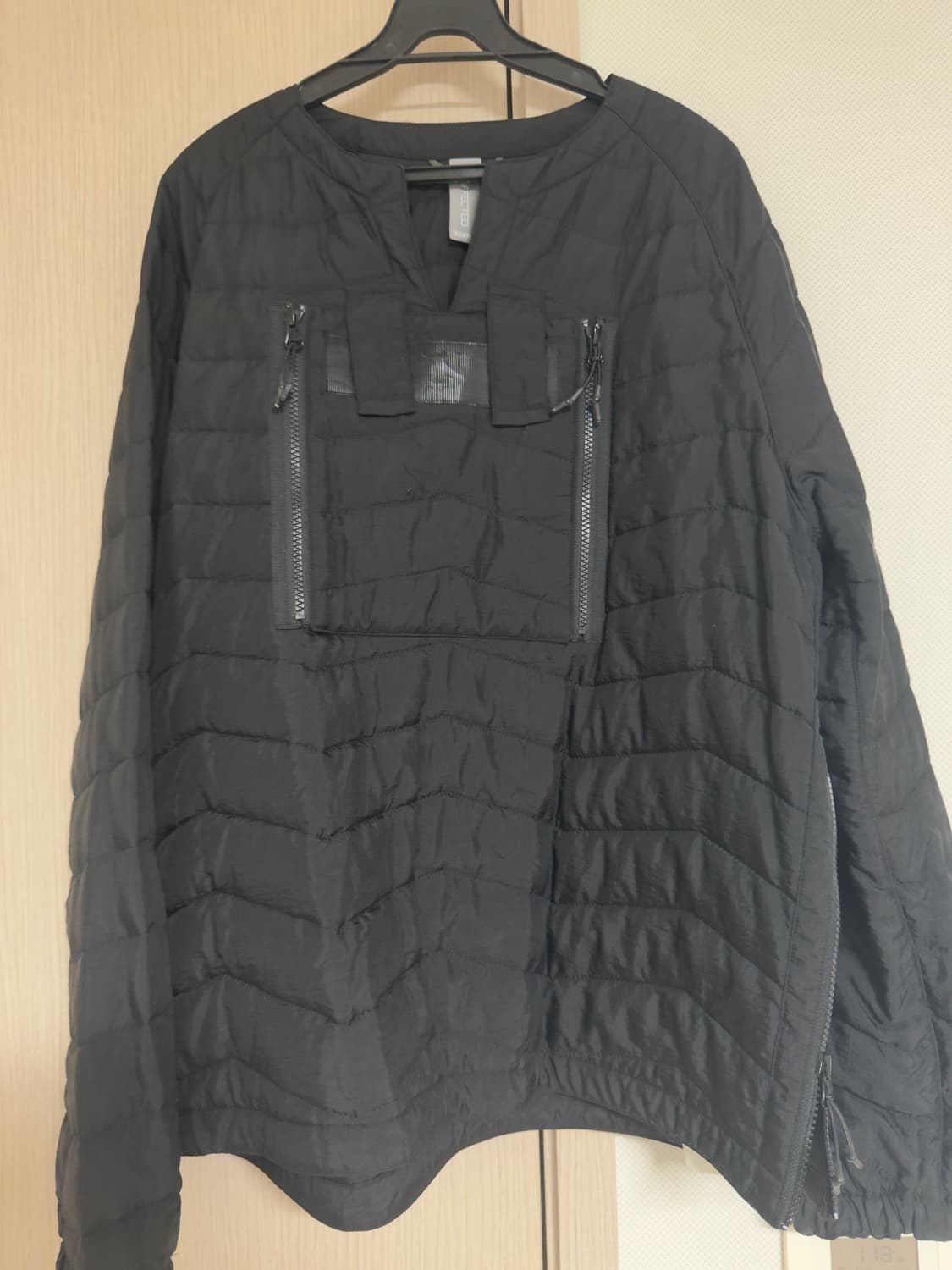 언어팩티드 패디드 풀오버 샘플 상품이미지1