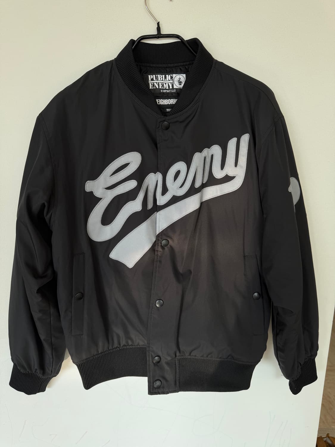네이버후드 x 퍼블릭 에너미 마제스틱 베이스볼 자켓 블랙 상품이미지1