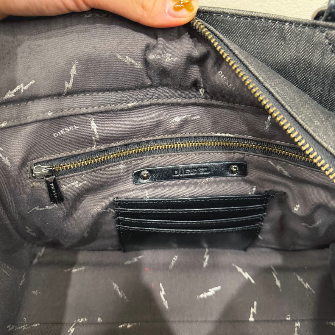 디젤 토트 숄더백 퀼팅 패턴 투웨이 스트랩 지퍼 수납 디테일 블랙 상품이미지6