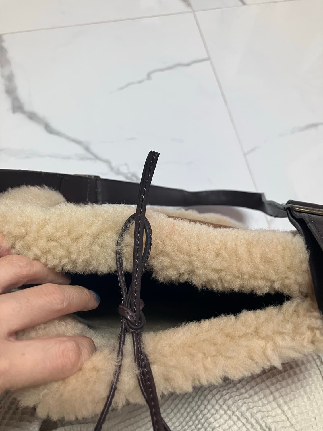 Y2K UGG 어그 크로스백 숄더백 양털가방 상품이미지5