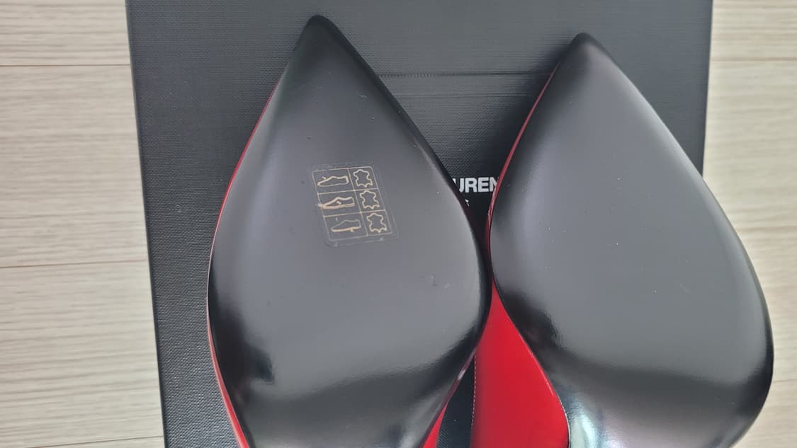 생로랑 ANJA 100 펌프스 페이턴트 레드 사이즈 36 팝니다. 상품이미지8