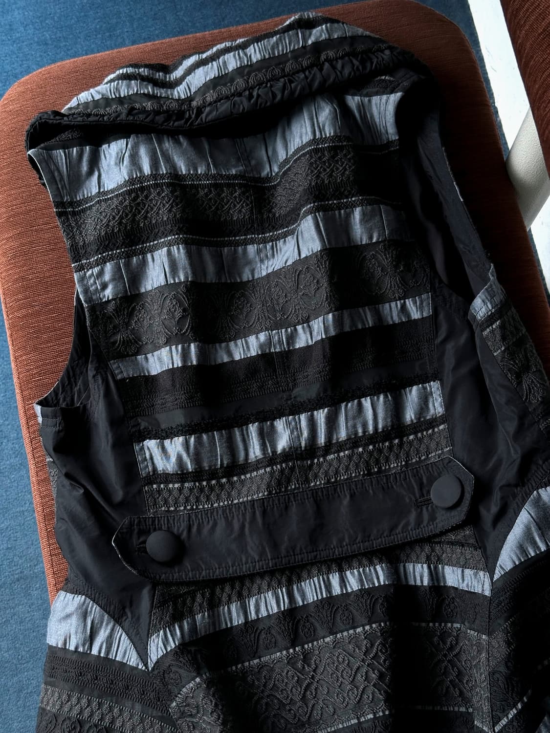 Panel design over silhouette design vest 상품이미지9
