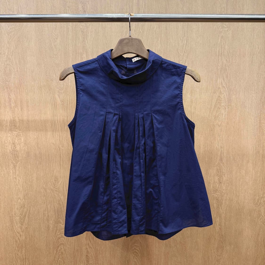 마르니 유니클로 콜라보 핀턱 플리츠 슬리브리스 블라우스 네이비 상품이미지2