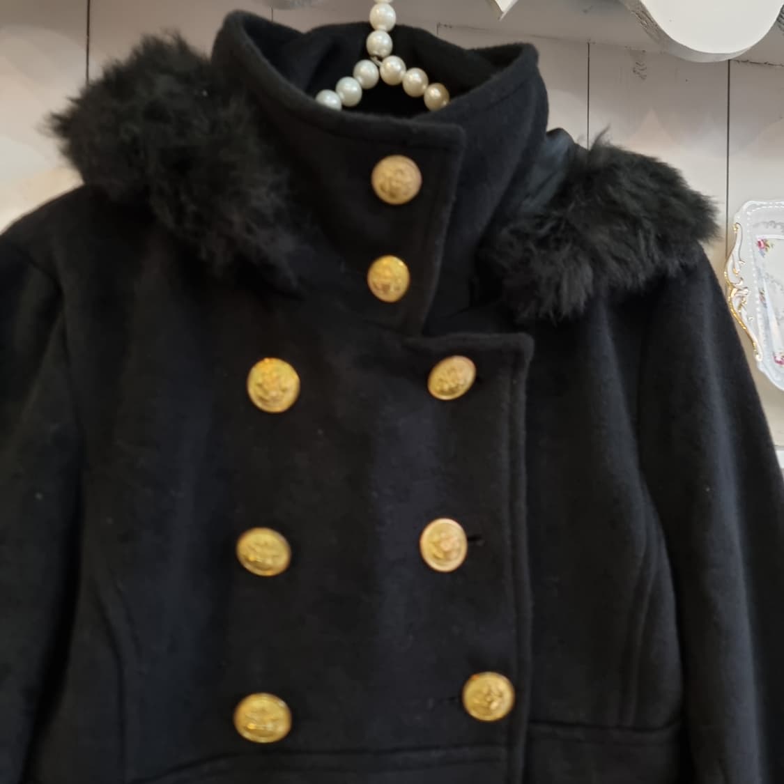 Liz Lisa(리즈리사) 로즈 라벨 블랙 퍼 코트 상품이미지2