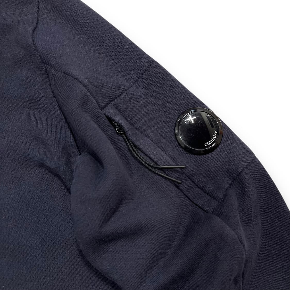 C.P 컴퍼니 렌즈 와펜 아이코닉 네이비 맨투맨 상품이미지3