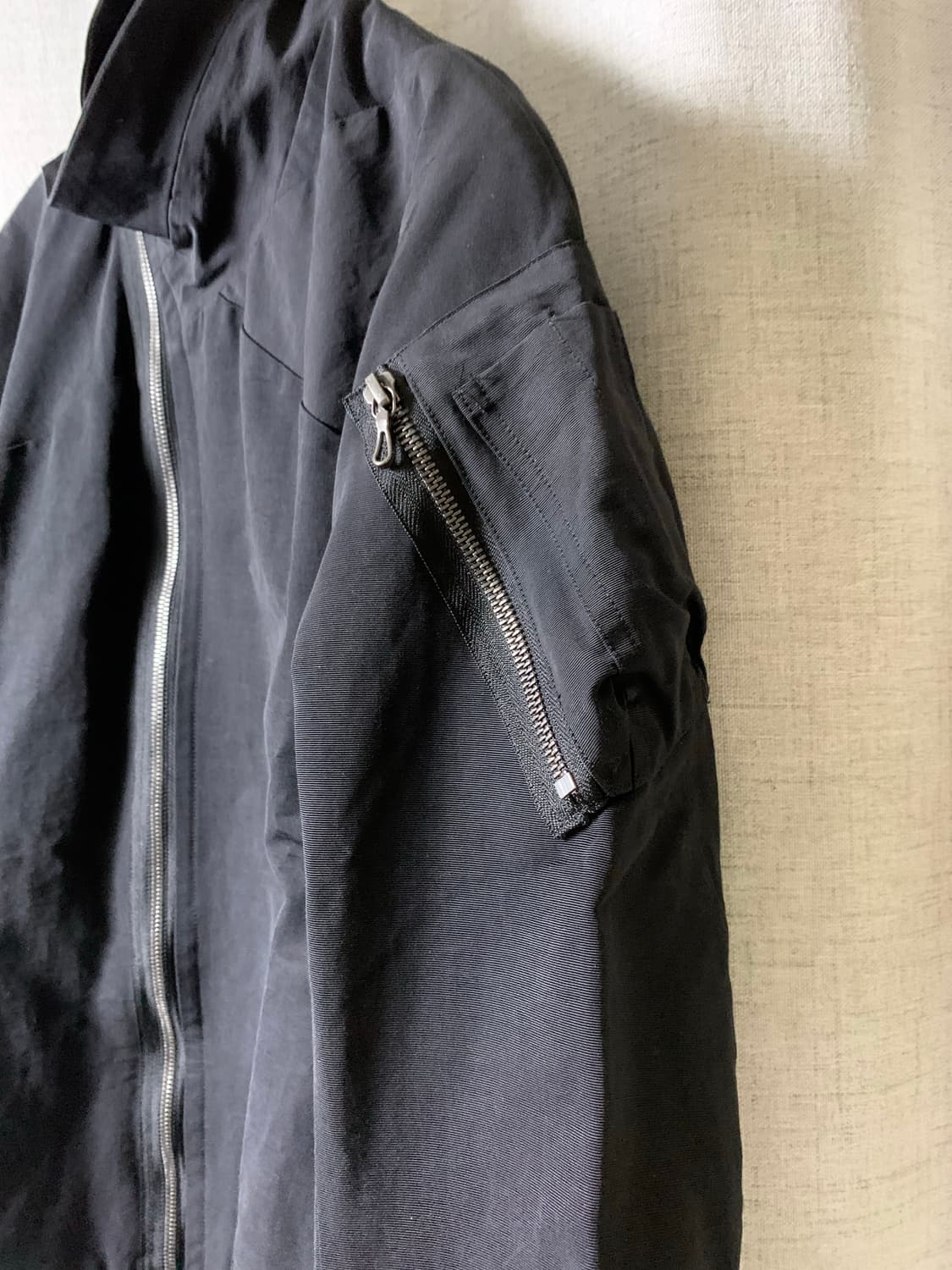 Julius 17ss 사선 하이넥 자켓 상품이미지4