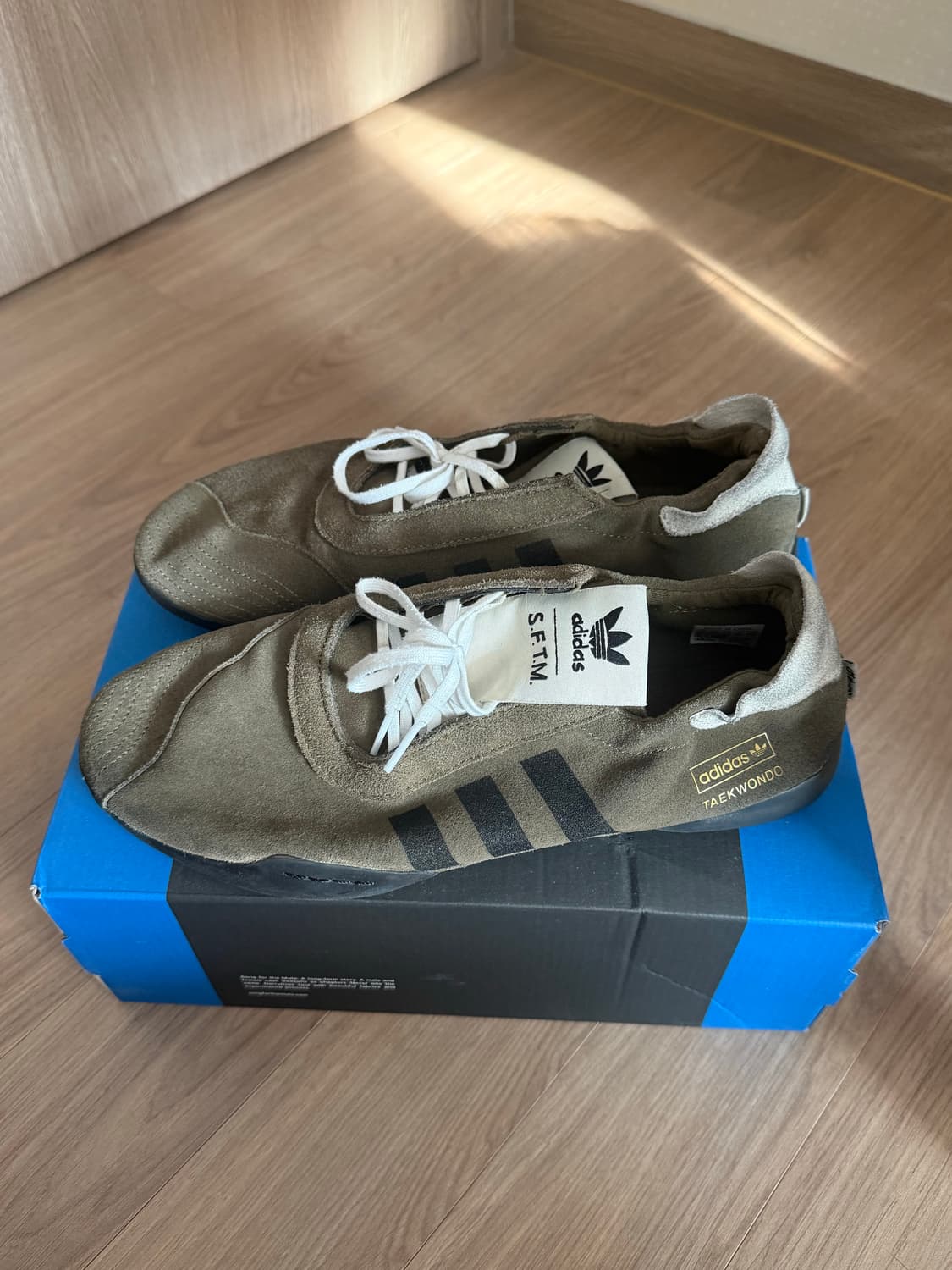 아디다스 송 포 더 뮤트 태권도 메이 올리브 색상 280 판매합니다 상품이미지3