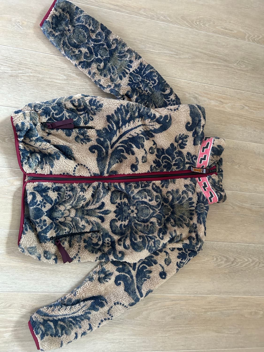 캐피탈 다마스크 패턴 마리아 플리스 집 블루종 베이지 상품이미지1