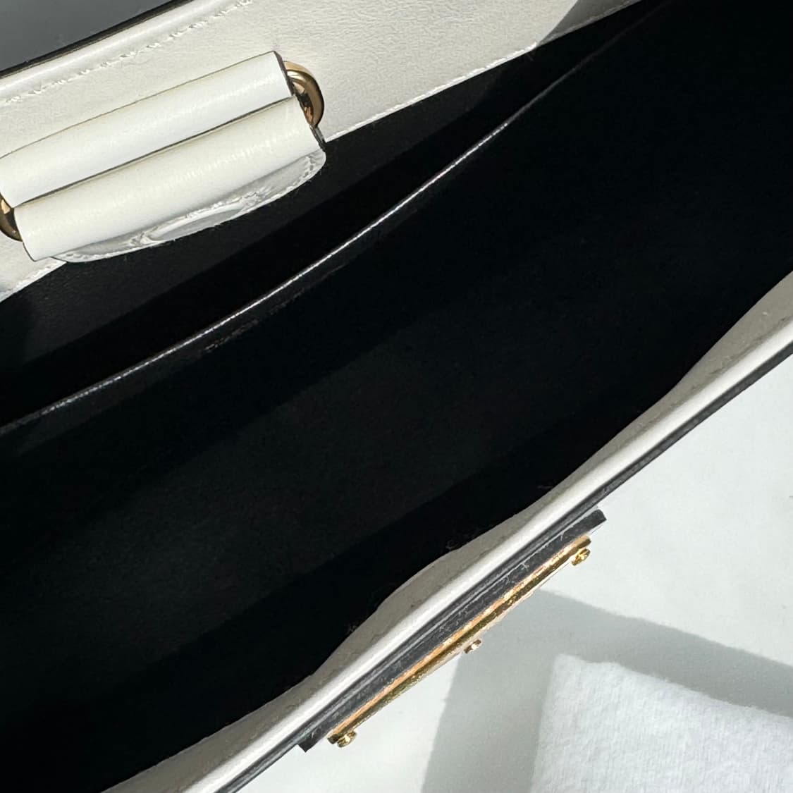 신상, 새상품 프라다 사피아노 레더 화이트 클레오백 상품이미지10