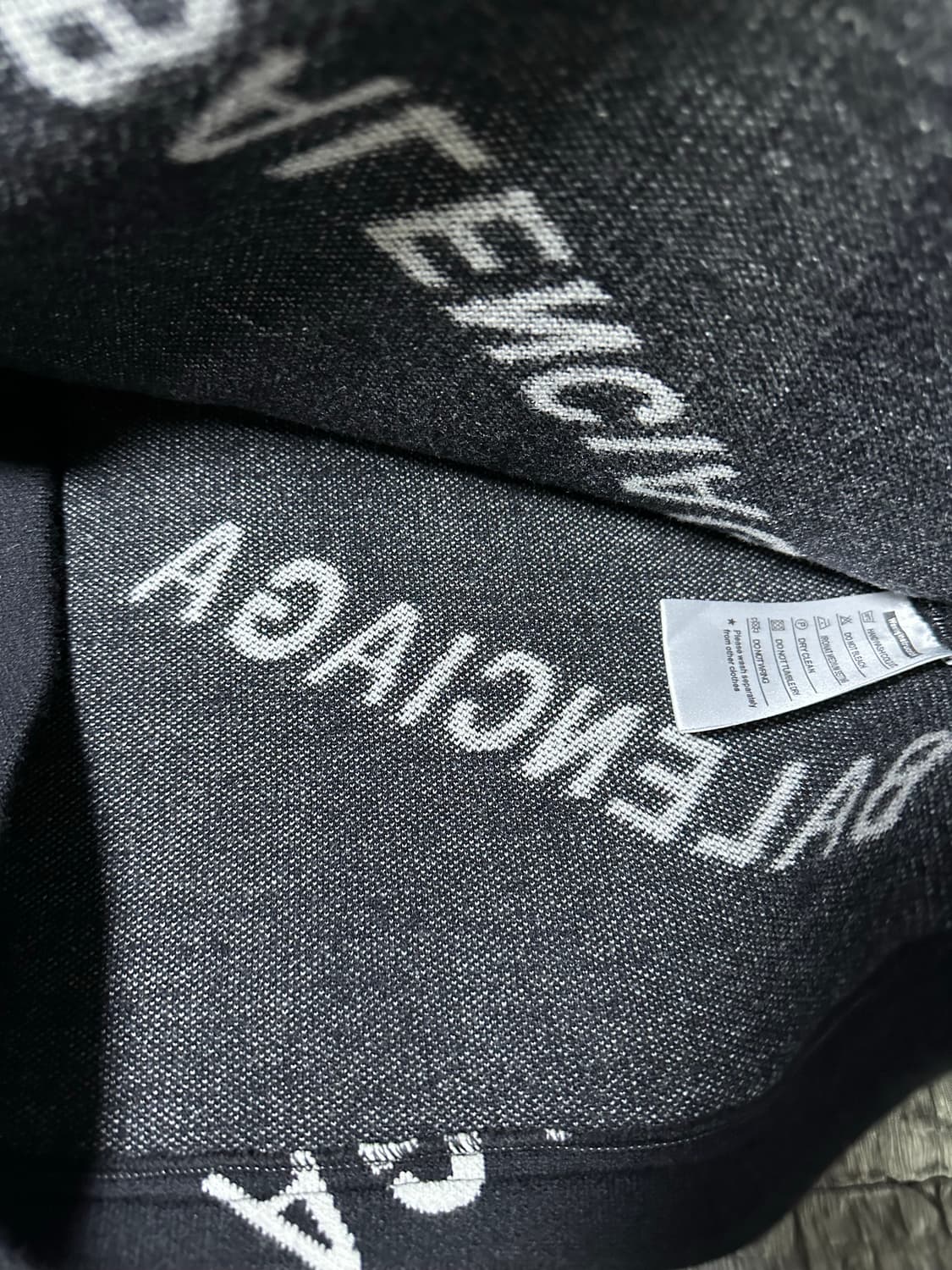 발렌시아가 로고 니트 블랙 상품이미지3