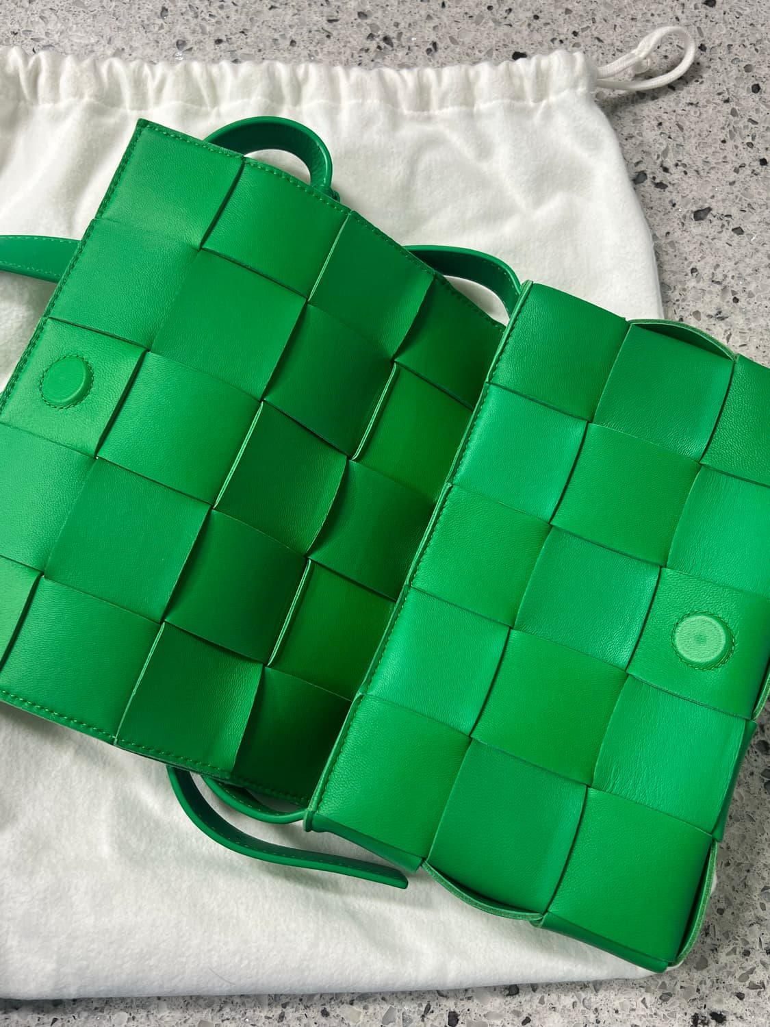 풀박 (10회미만착용) 보테가베네타 카세트백 그린 무광+사몰가 이너백 상품이미지7