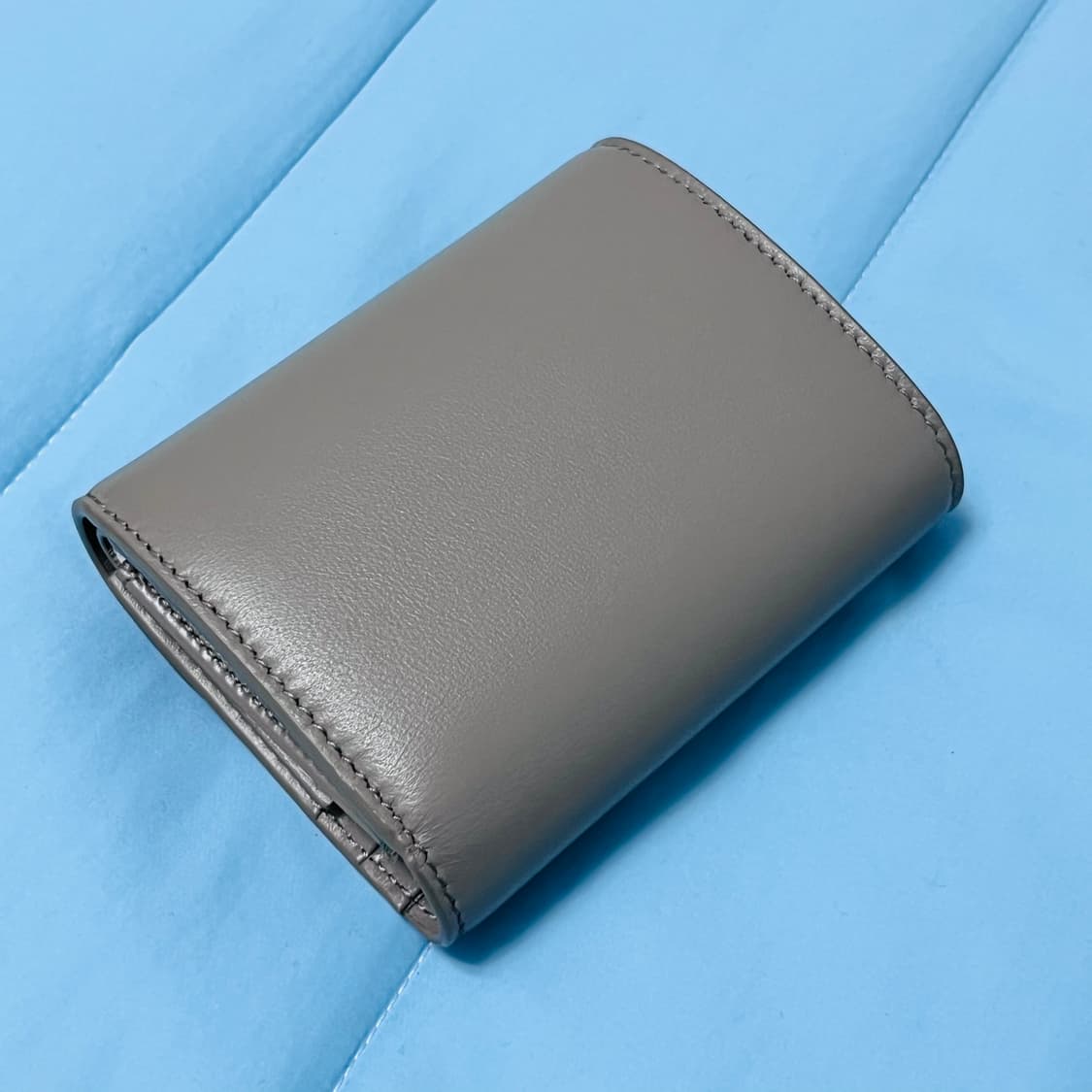 셀린느 트리오페 샤이니 샤프스킨 플랩 반지갑 상품이미지5