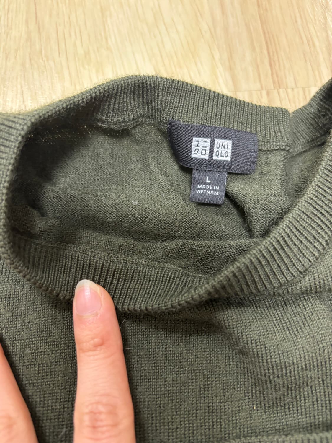 유니클로 라운드넥 니트 카키 상품이미지1