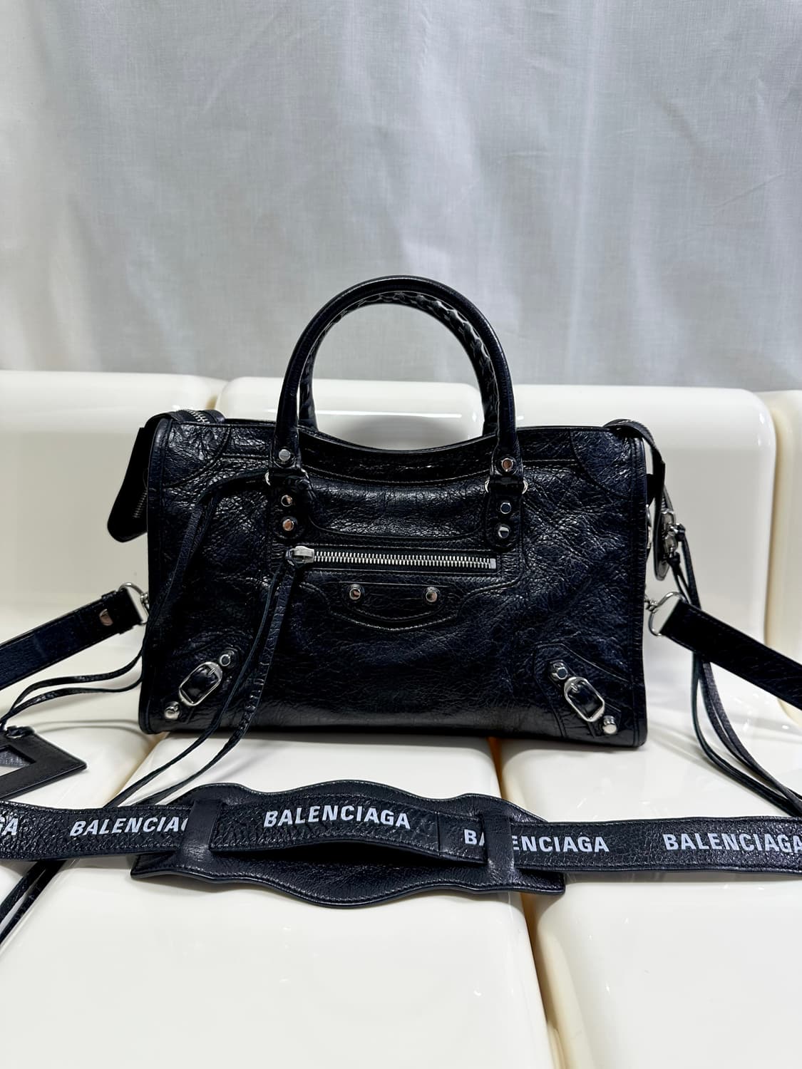 [SA 정품] 발렌시아가 시티 모터백 스몰 로고스트랩 상품이미지1