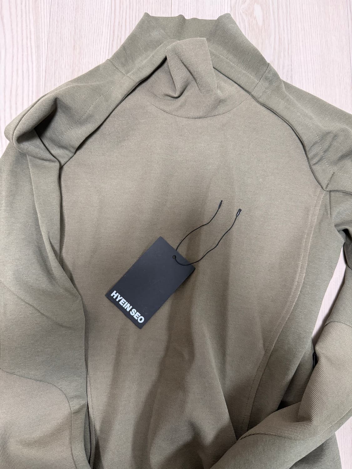 혜인서 모크넥 롱슬리브 카키 티셔츠 상품이미지3