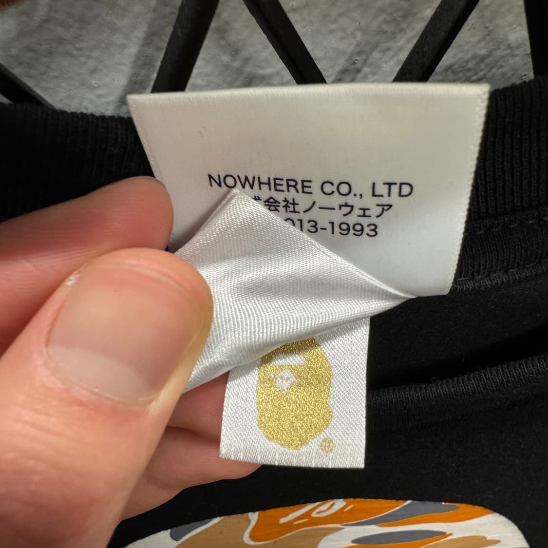 베이프 후쿠오카 반팔 티셔츠 전면 고 에이프 카모 로고 디테일 블랙 상품이미지7