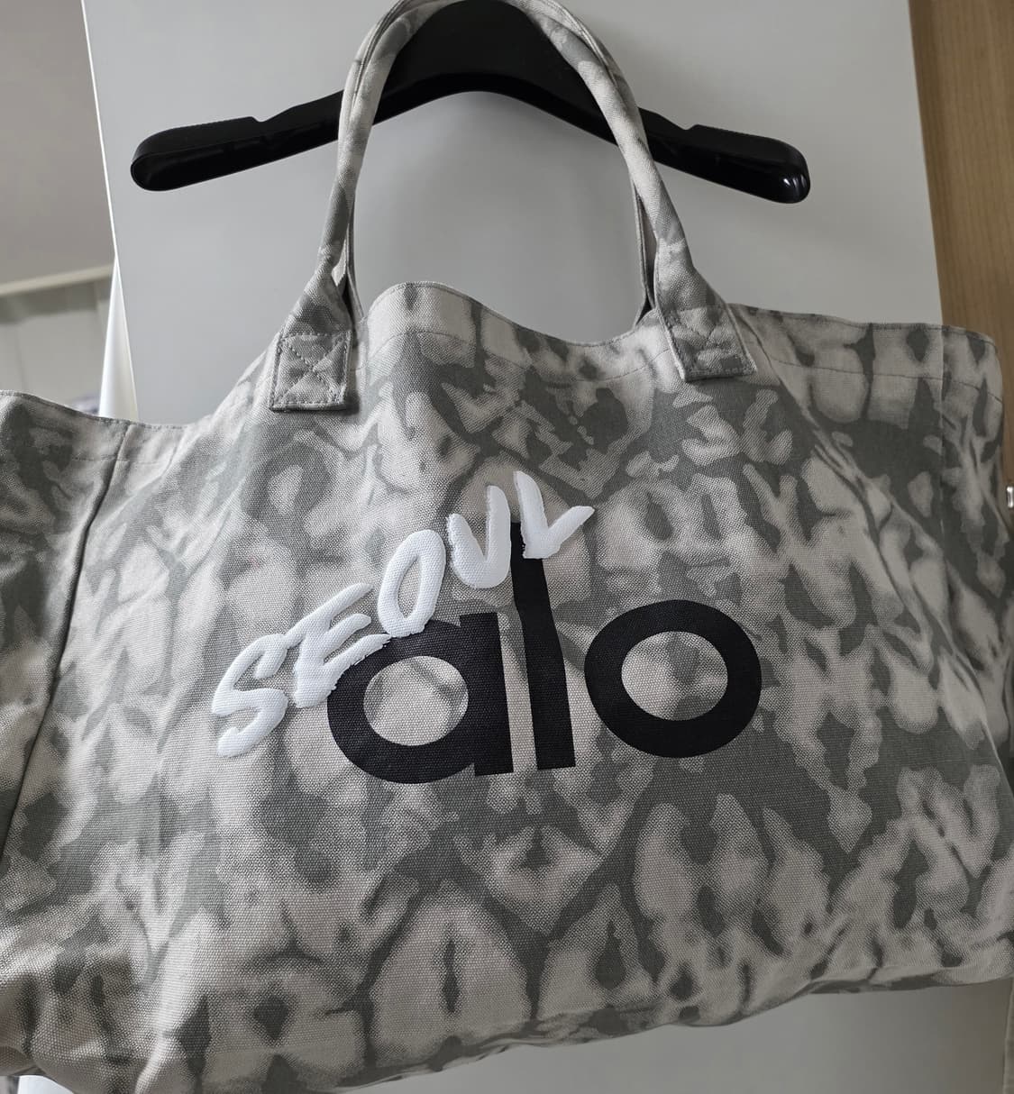 alo 알로 서울 레터링 타이 다이 패턴 토트백 상품이미지2