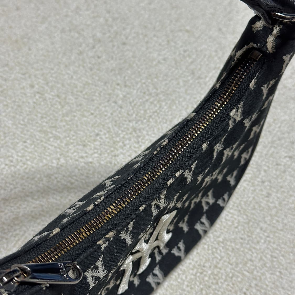 MLB 모노그램 자카드 호보백 상품이미지9