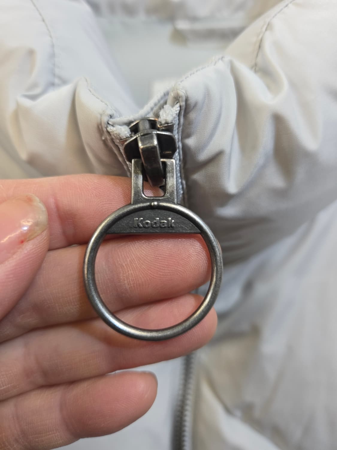 코닥 디아고날 다운 자켓 라이트 그레이 상품이미지4