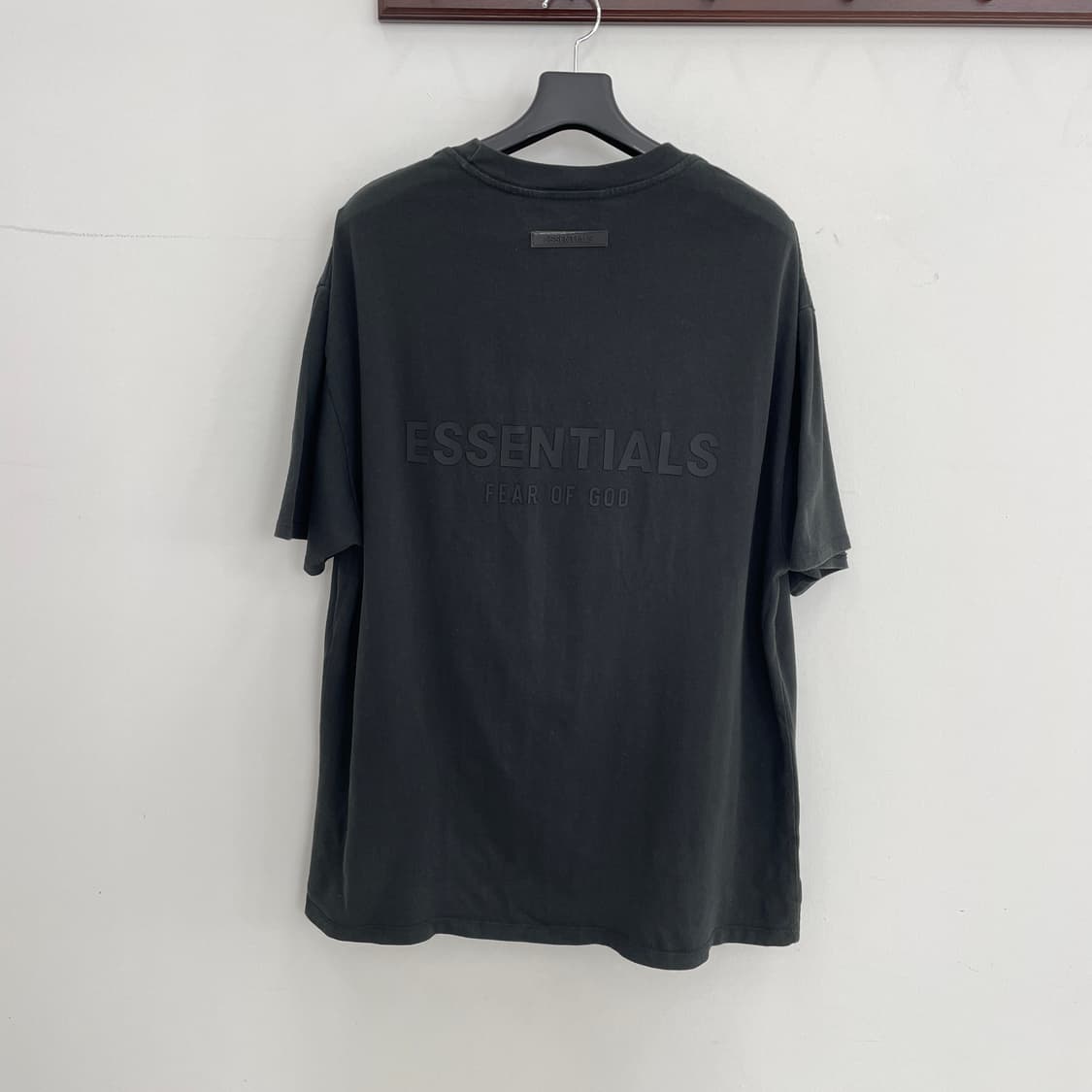 피어오브갓 에센셜 공용100-105 오버핏 블랙 로고 반팔 티셔츠 상품이미지4