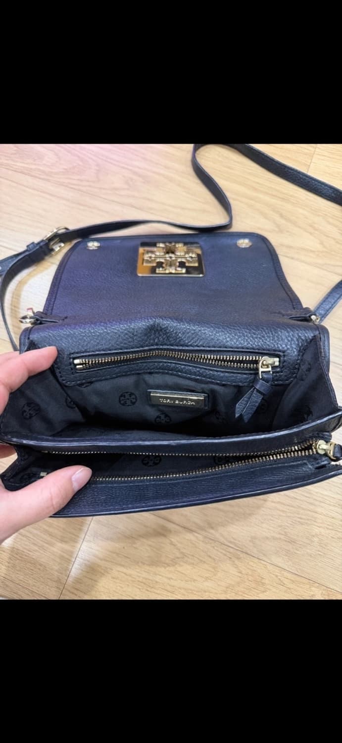 토리버치 금장로고 블랙 가죽 크로스백 상품이미지5