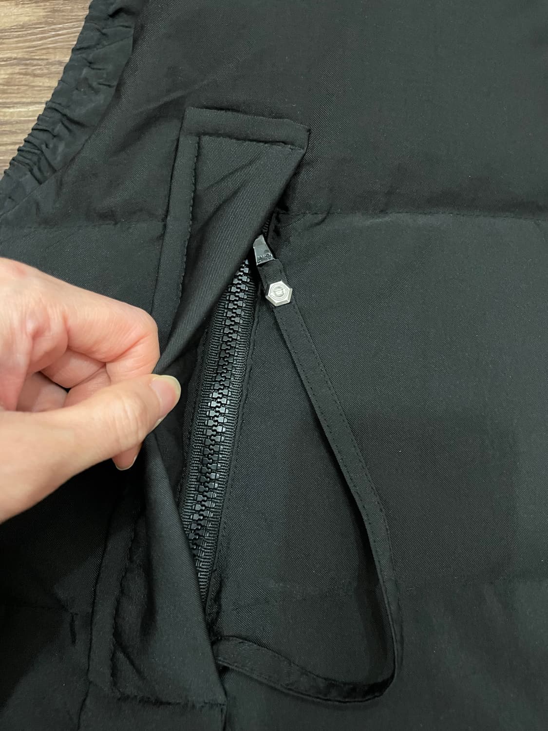 솔리드옴므 22FW 시베리안 구스 다운 베스트 패딩조끼 블랙 상품이미지3