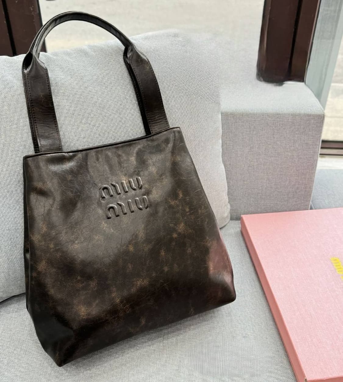 미우미우(Miu Miu) 엠보스드 로고 가죽 토트백 상품이미지2