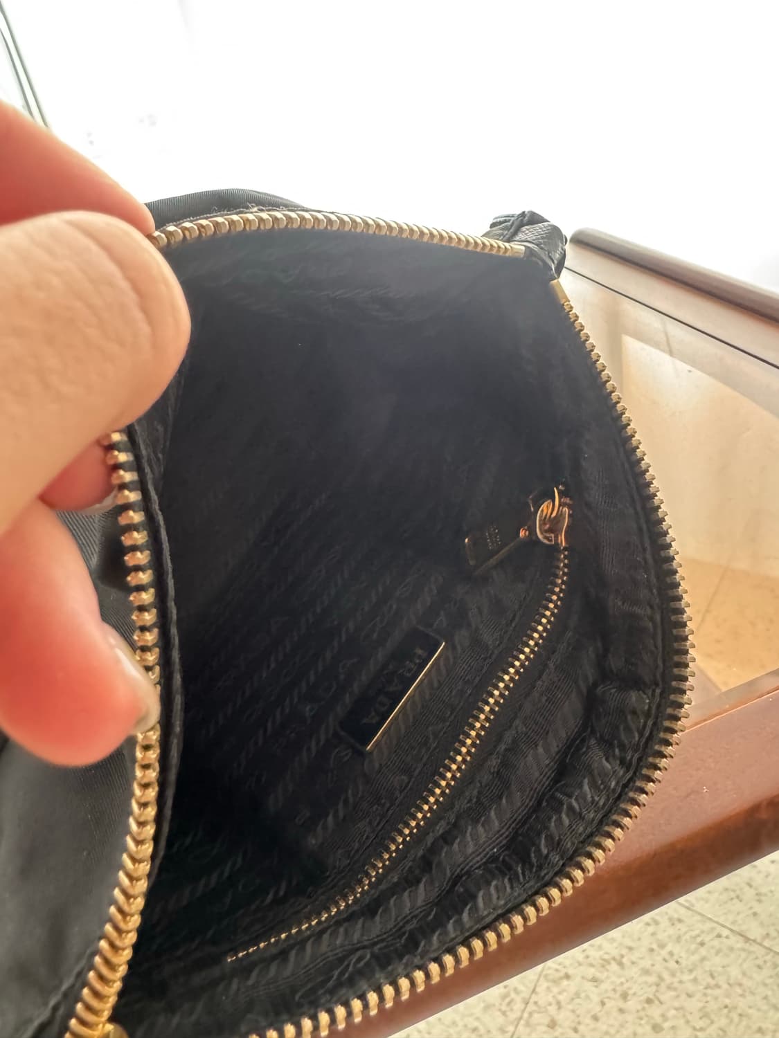 프라다 포코노 금장 파우치 상품이미지7