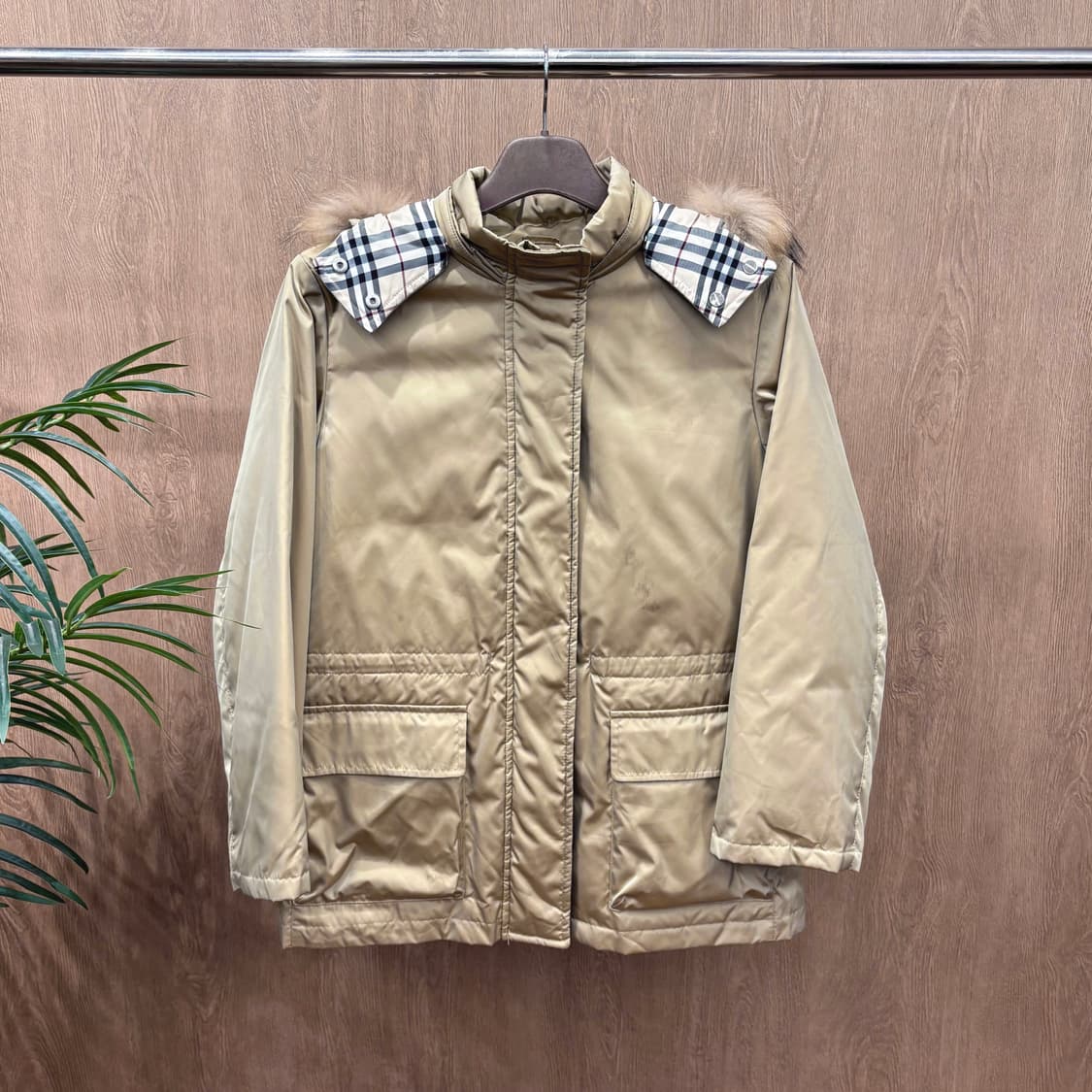 버버리 후드 다운 점퍼 클래식 체크 안감 레드 로고 자수 디테일 베이지 상품이미지1