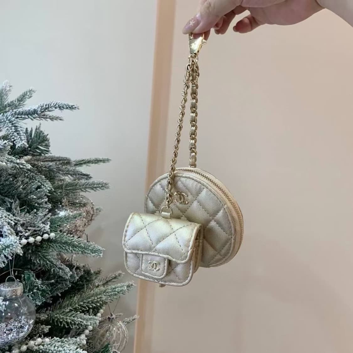 샤넬VIP 금장 CC로고 에어팟 케이스 & 동전지갑 샤넬 참 상품이미지4