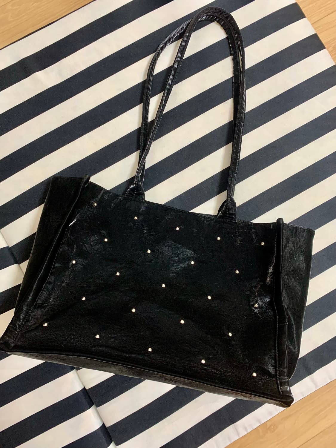 블랙 스터드 장식 토트백 상품이미지3