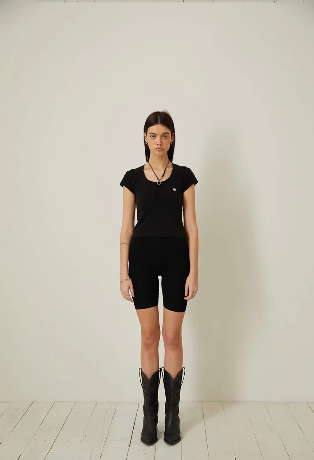 아우어솔티 Black Cut-out Slim T-shirt / Black 상품이미지2