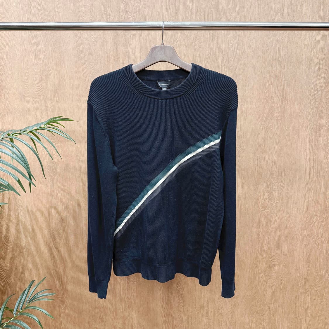 클럽 모나코 라운드넥 긴팔 골지 조직 배색 사선 라인 디테일 블랙 상품이미지1