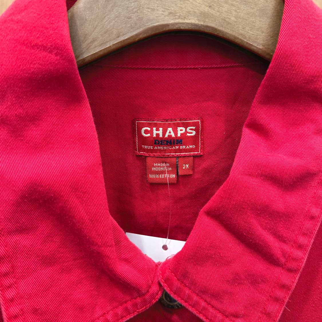 챕스 트러커 데님 자켓 로고 가죽 패치 소매 버튼 디테일 레귤러핏 레드 상품이미지7