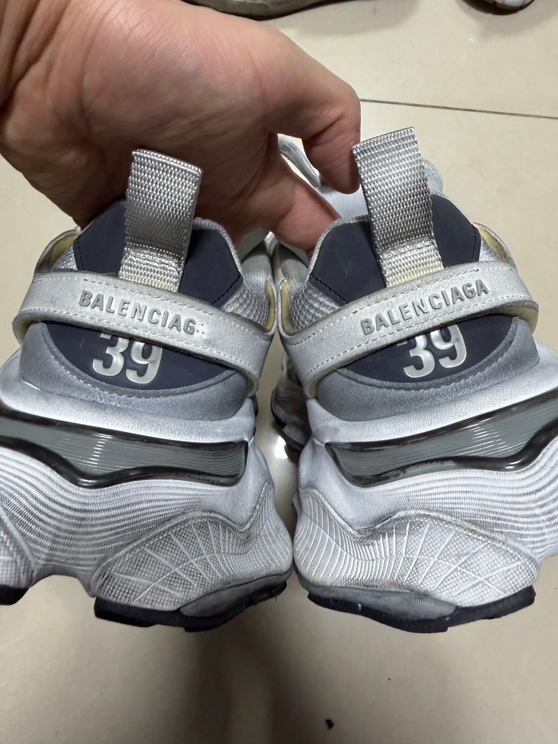 (39) 발렌시아가 카고 스니커즈 그레이 상품이미지4