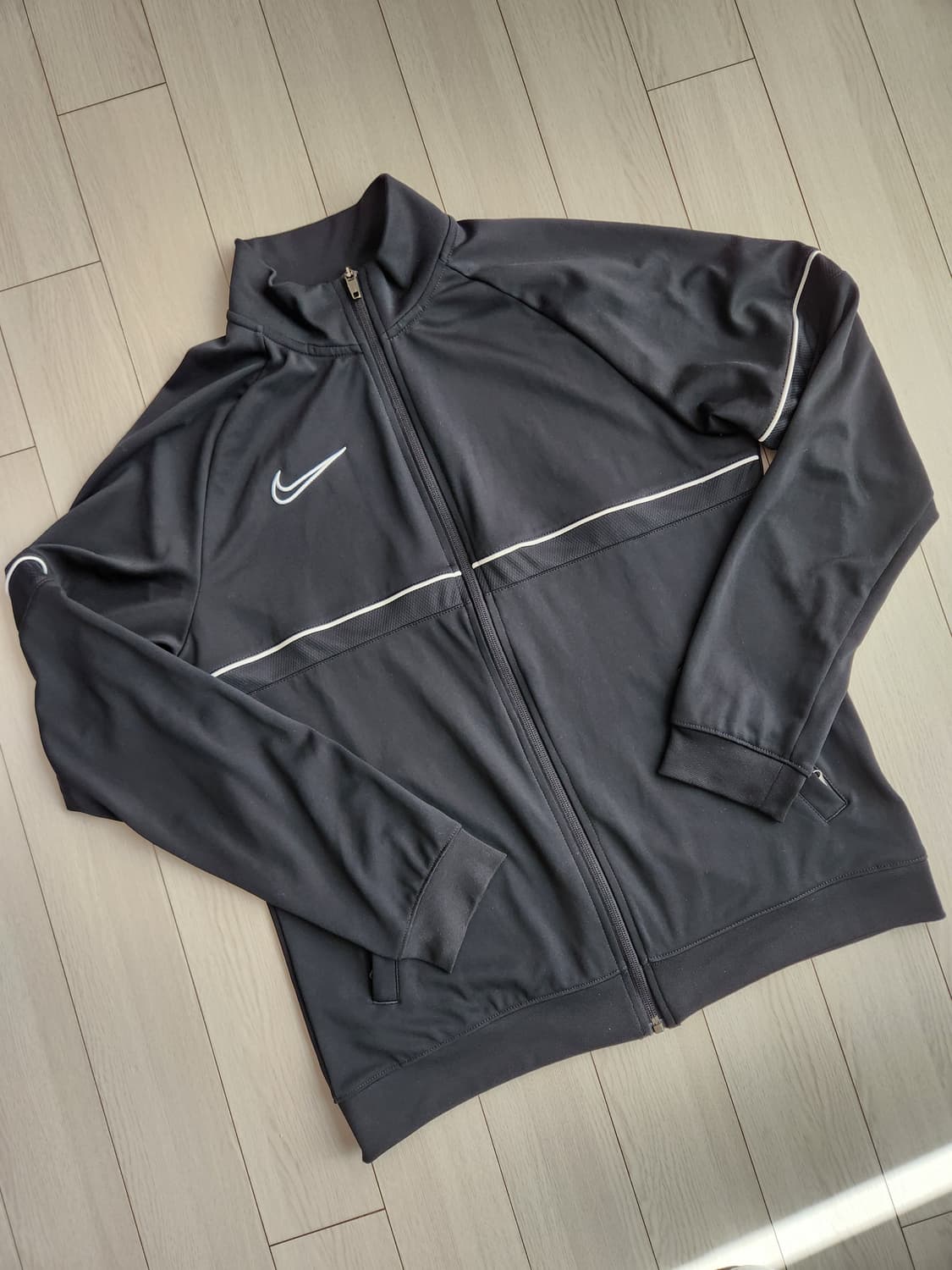 나이키 드라이핏 집업져지사이즈xl

오염 하자없이 깨끗해요^^

세탁해뒀 상품이미지2