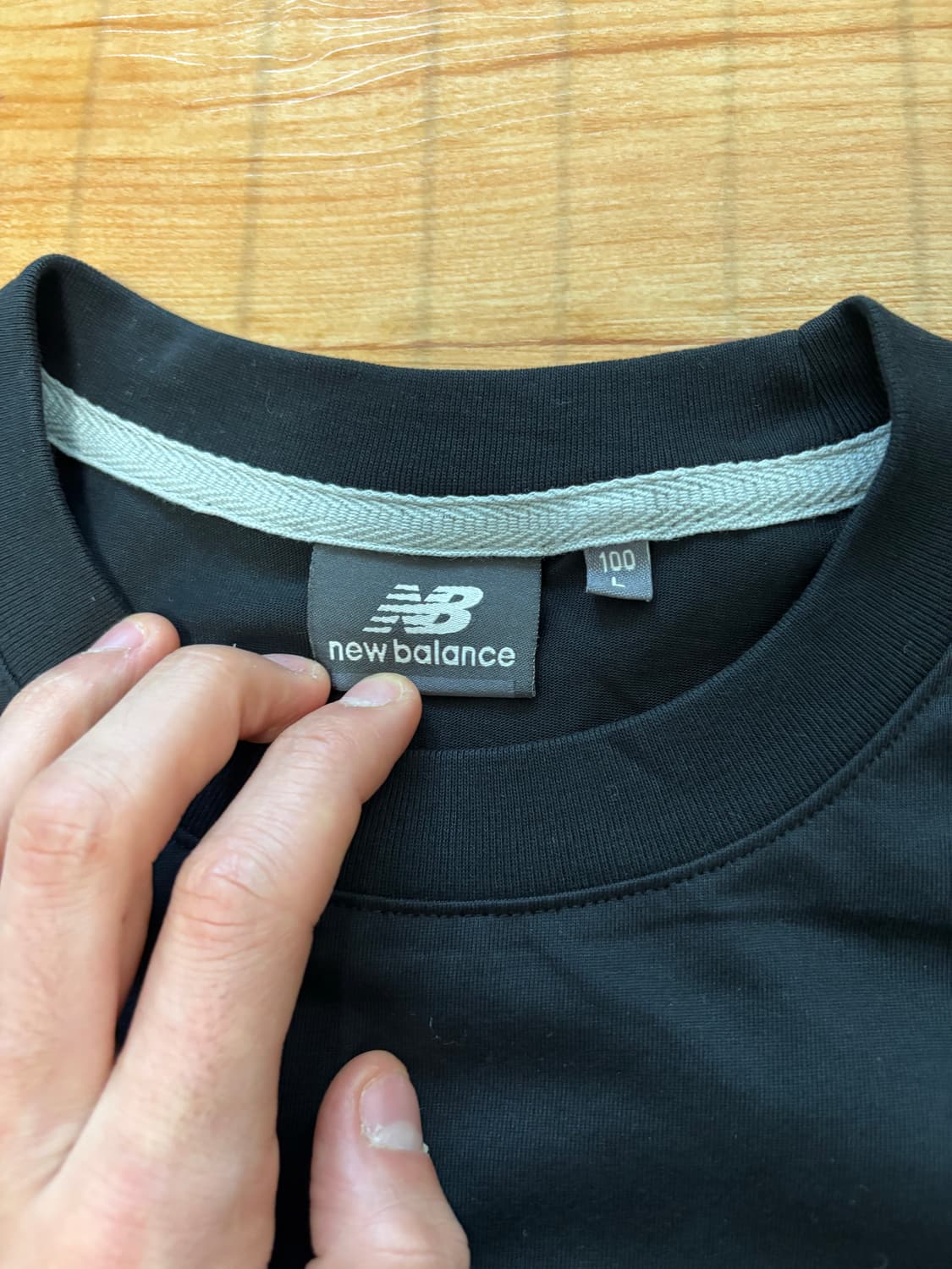 뉴발란스 포켓 반팔 티셔츠 검정 팝니다. 상품이미지2