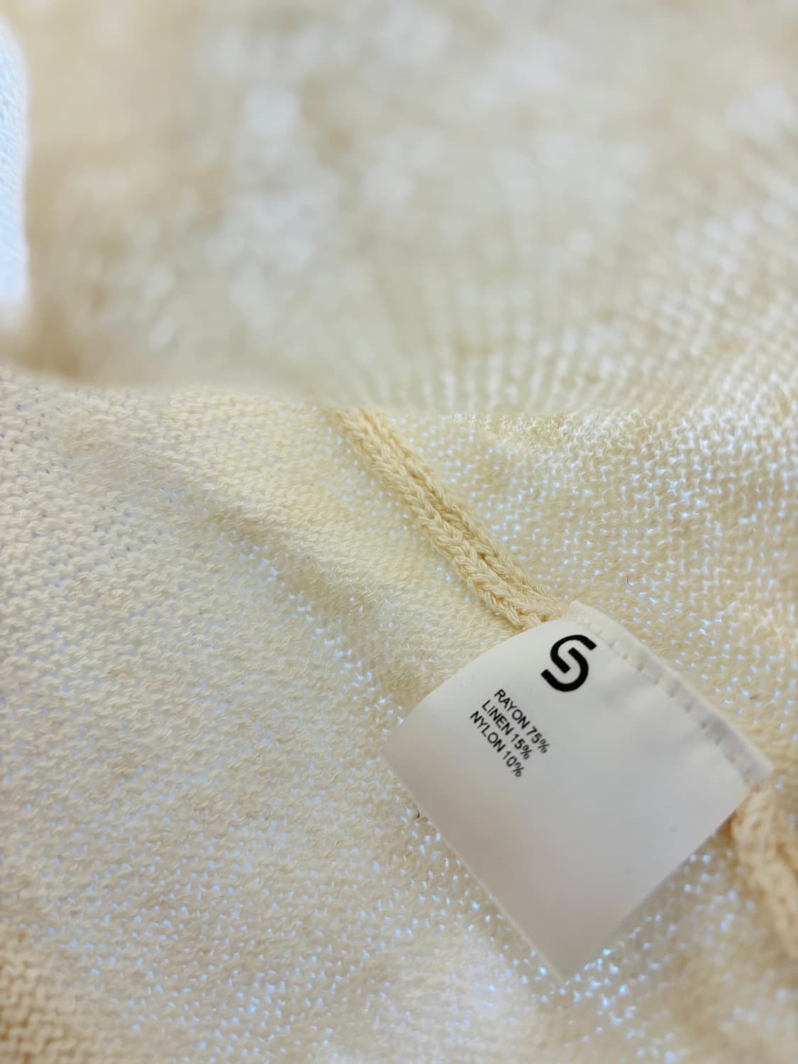 세릭 CERRIC 펀칭 데미지 브이넥 니트 상품이미지4