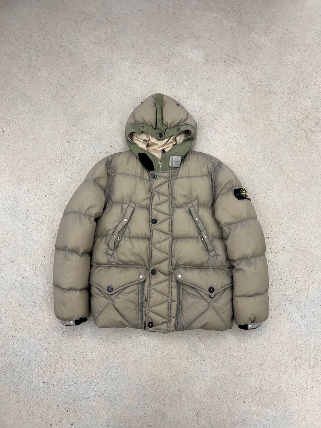 스톤아일랜드 와펜 오파크 나일론 텔라 패딩 상품이미지2