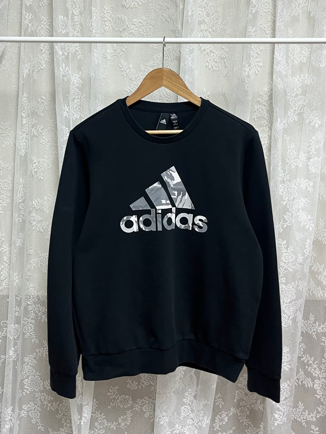 XL) 아디다스 카모 빅로고 맨투맨 블랙 상품이미지1