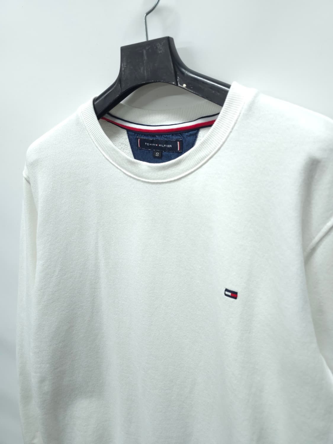 타미힐피거 남여공용 화이트 미니 자수 로고 맨투맨 (S) 상품이미지5