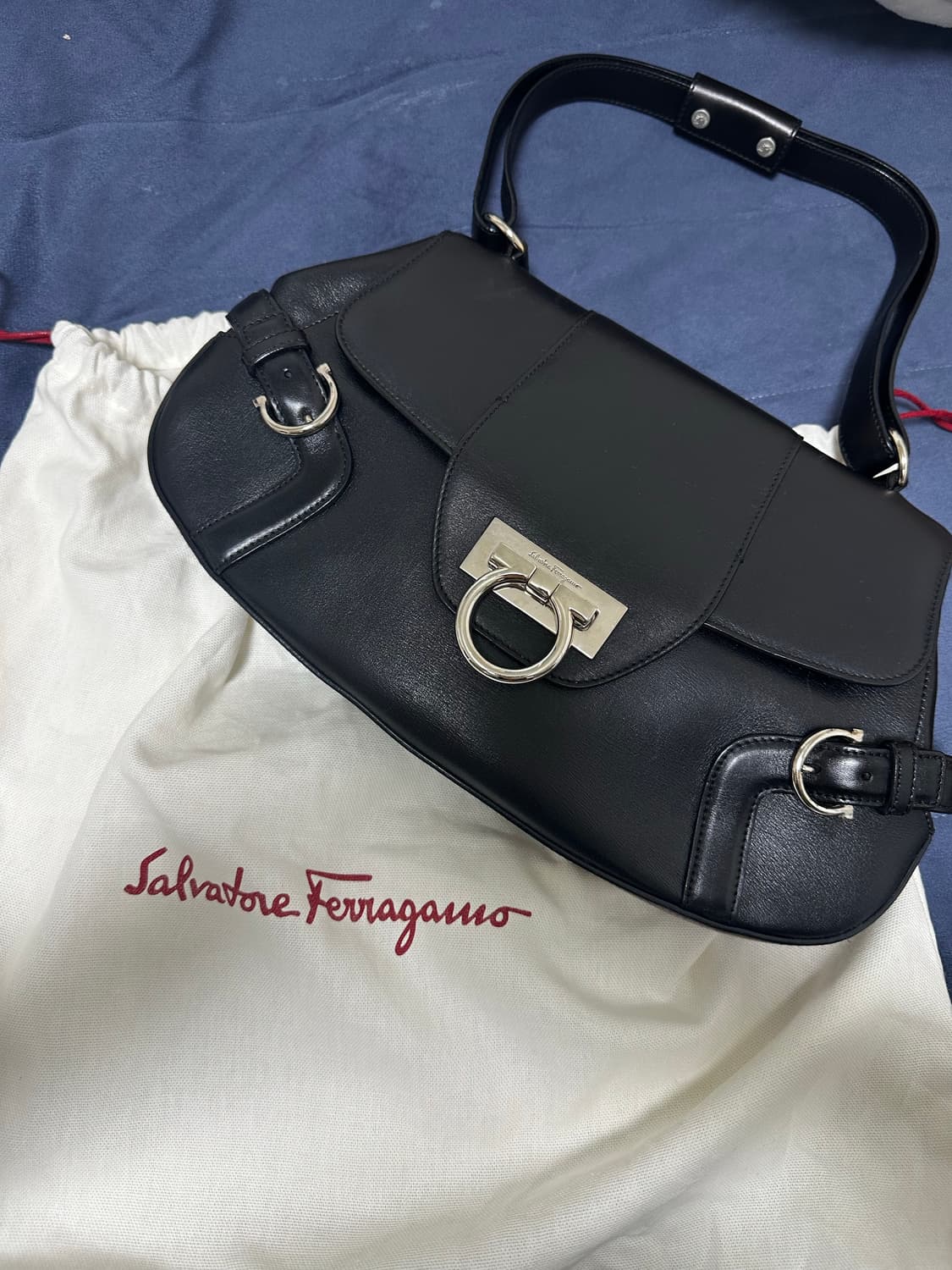 페레가모 간치니 블랙 숄더백 상품이미지1