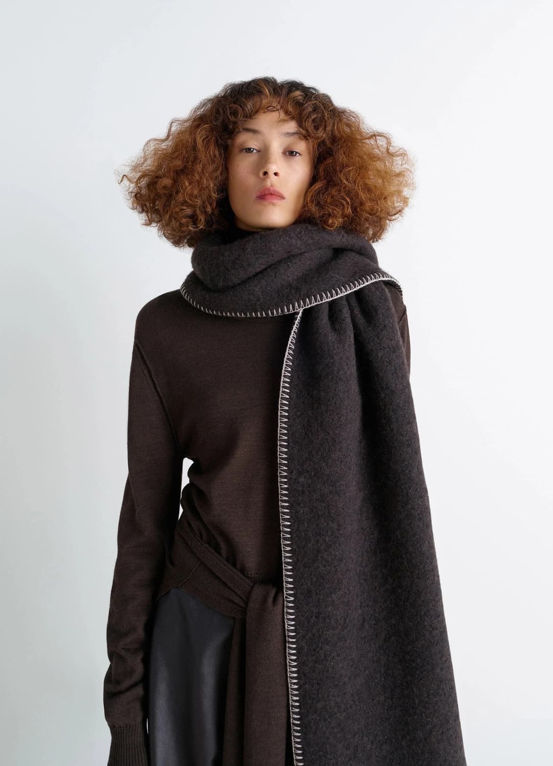 르메르 25fw COCOTTE FLUFFY 알파카 머플러/실 브라운 상품이미지1